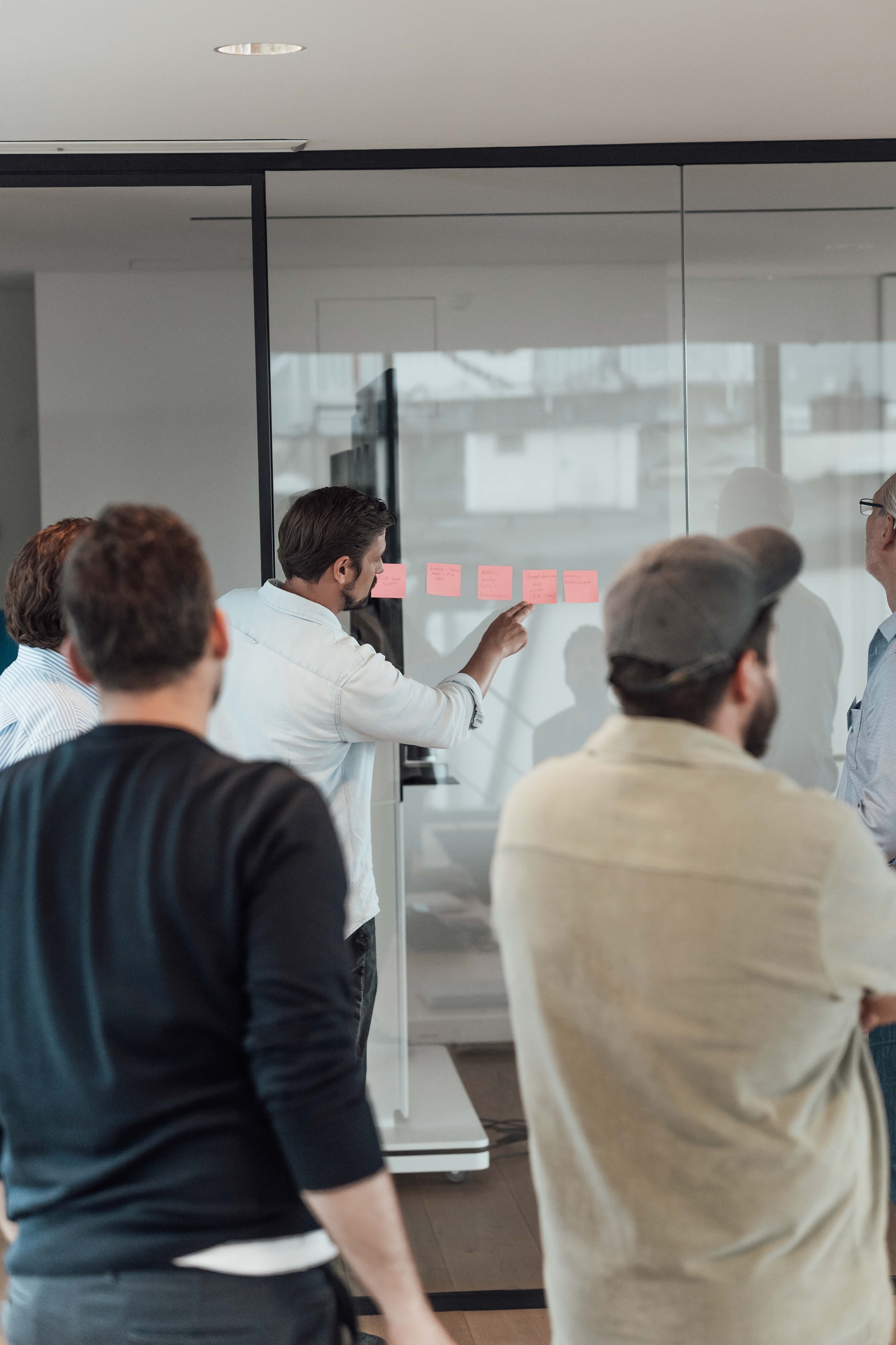 Blackboat Team arbeitet gemeinsam vor einem Whiteboard mit Notizen.
