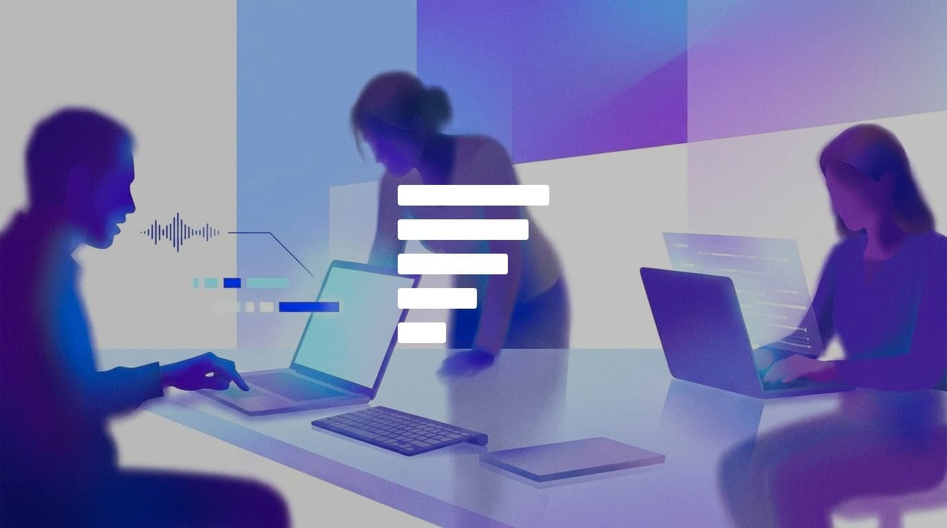 Blitztext-Signet auf einer Illustration: Eine Person diktiert am Laptop, zwei Kolleginnen prüfen und bearbeiten die Anwendung.