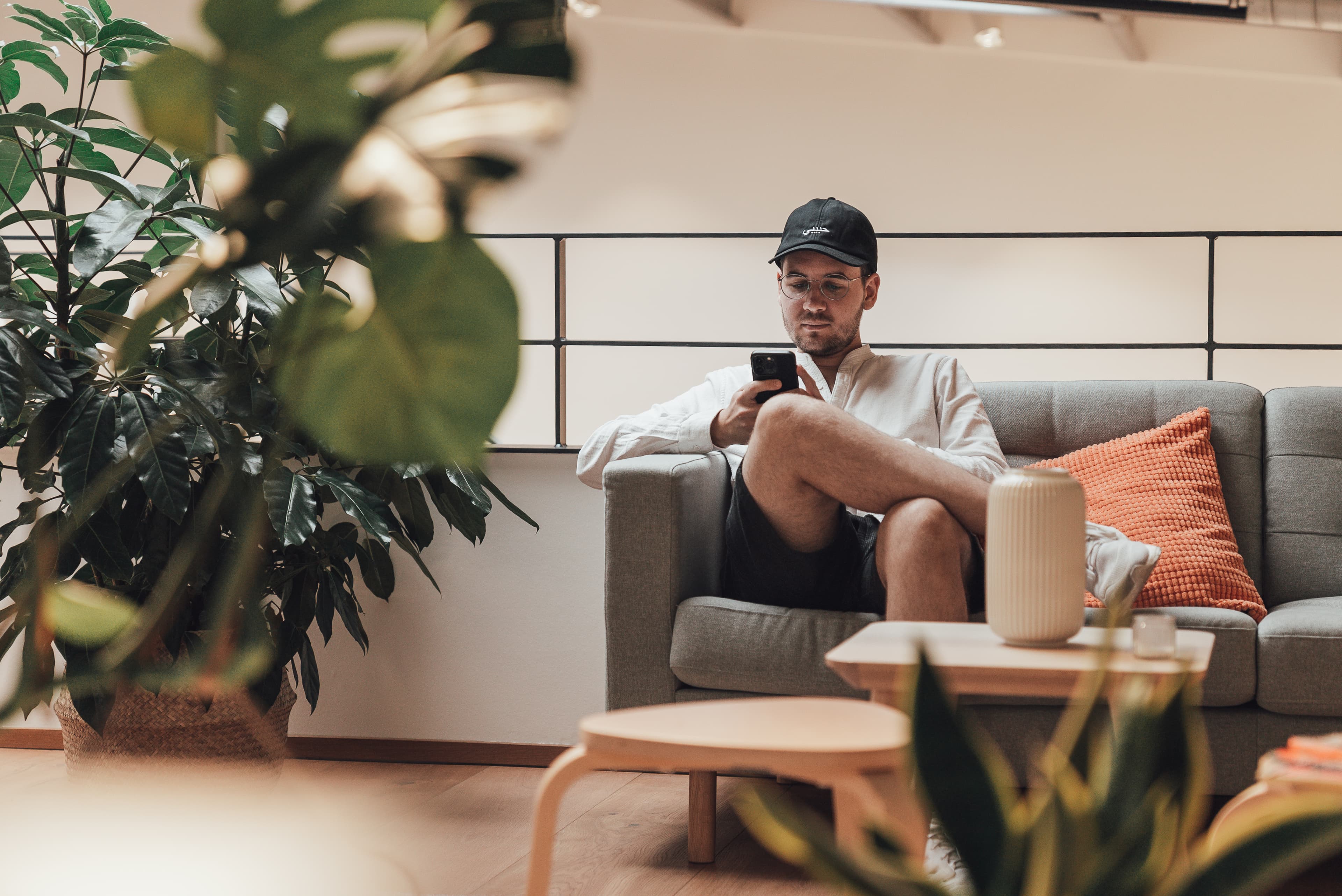 Blackboat Crewmitglied auf dem Sofa mit Smartphone.
