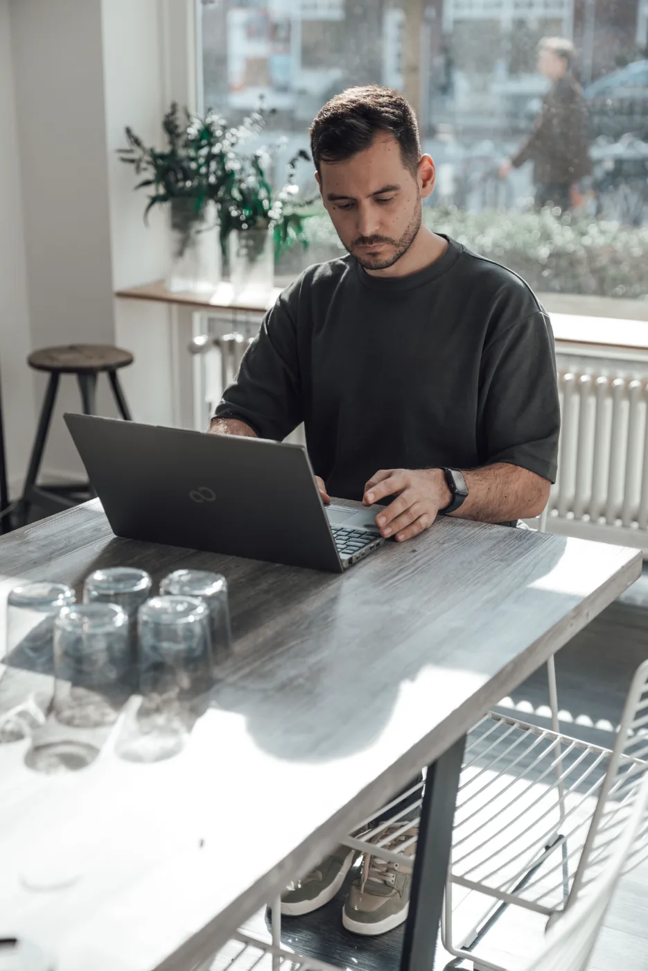 Mann am Laptop