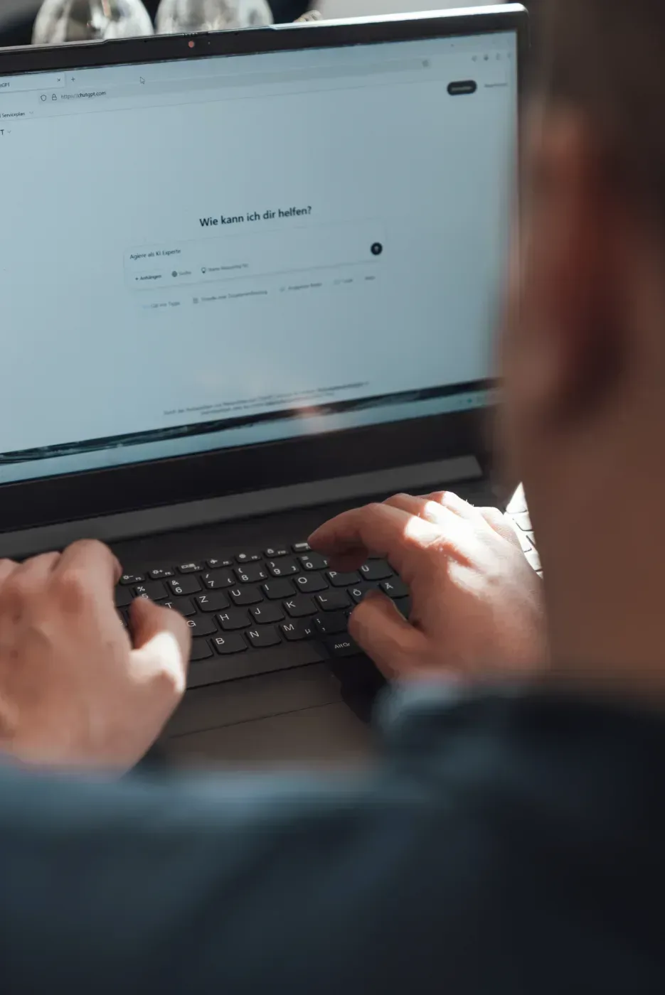 Laptop, der KI-Anwendung zeigt